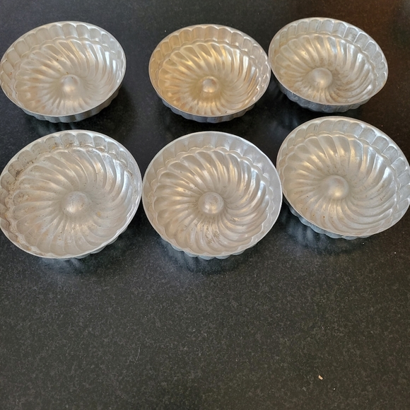 Set of 6 Vintage Tin Aluminum Swirled Jello/Cake Molds 3.5" x 1" - Picture 4 of 6